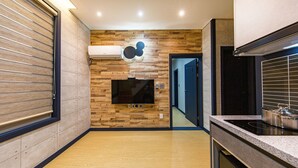 Room (303) | Living area