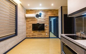 Room (303) | Living area | 49-inch flat-screen TV with satellite channels, TV - Byeolbam Pension (Boryeong)