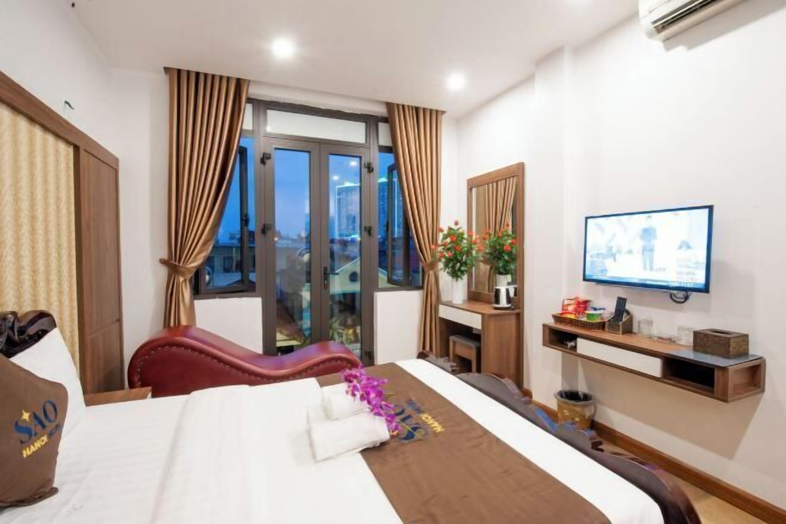 Premium bedding, down duvets, individually furnished, desk