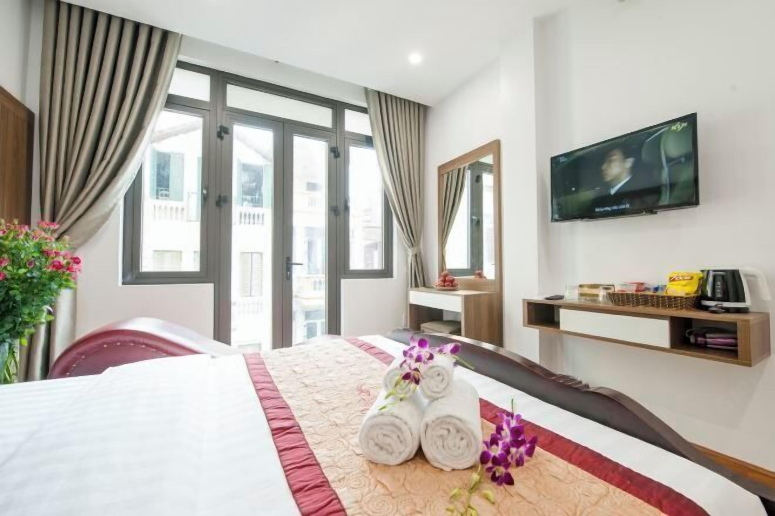 Premium bedding, down duvets, individually furnished, desk