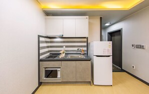 Room (301 304) | Private kitchenette | Fridge, microwave, stovetop, electric kettle