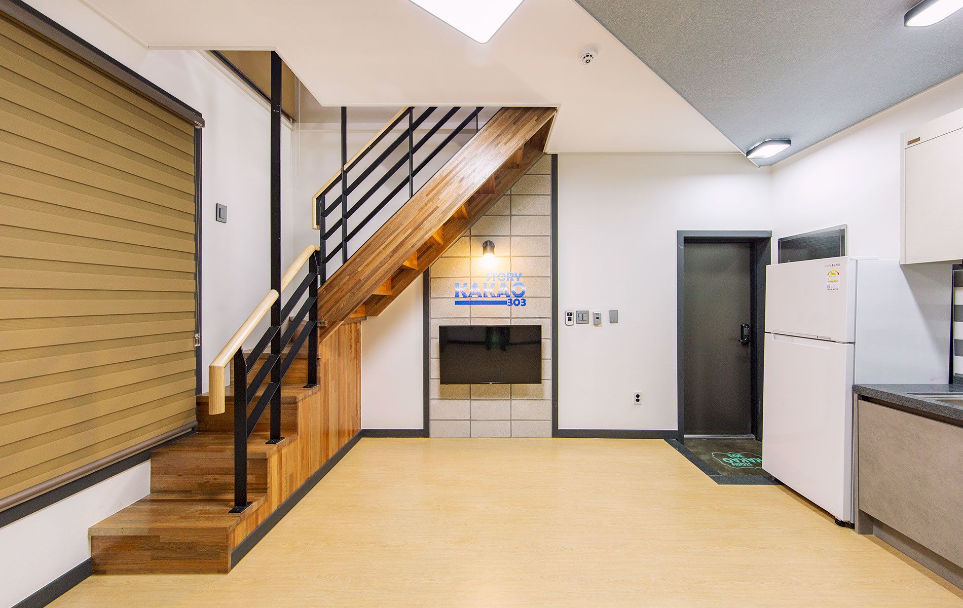 ルーム (303) | リビング エリア | 薄型テレビ