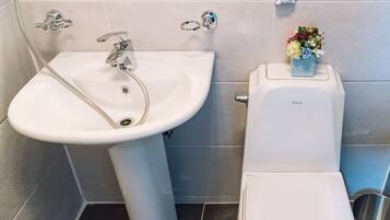 Kamar (103 203) | Kamar mandi | Shower, perlengkapan mandi gratis, pengering rambut, dan handuk