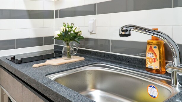 Habitación (201 204) | Cocina básica privada | Frigorífico, microondas, placa de cocina y hervidor eléctrico