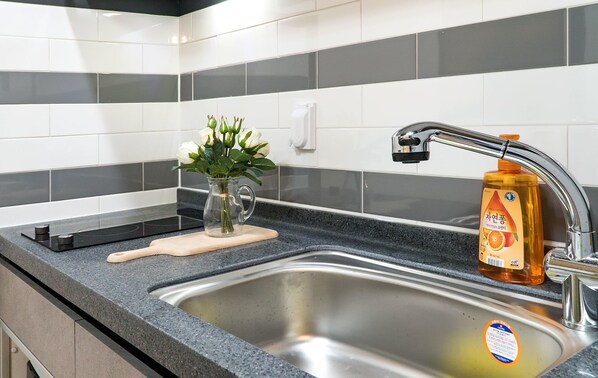 Room (201 204) | Private kitchenette | Fridge, microwave, stovetop, electric kettle - Kakao Story Pension (Boryeong)