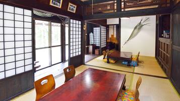 Villa Tradition, plusieurs lits, cuisine, rez-de-chaussée (Vacation Home) | 1 chambre, bureau, espace de travail pour ordinateur portable