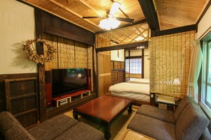 1 habitación, escritorio y espacio para trabajar con laptop