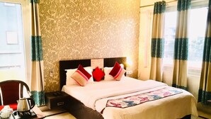 City Double Room | WiFi (free) - Instay (Gurugram)