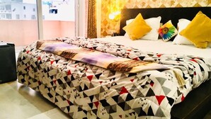 City Double Room | WiFi (free) - Instay (Gurugram)