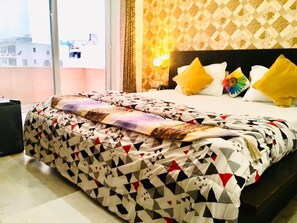 City Double Room | Free WiFi - Instay (Gurugram)