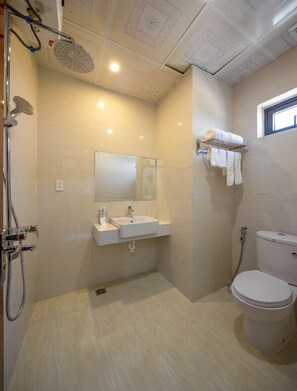 Shower, free toiletries, hair dryer, slippers - Pham Gia Hotel Danang (Da Nang)