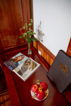 Studio Suite | Bàn, khu vực làm việc phù hợp cho laptop, màn/rèm cản sáng 