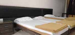 AC 3 Bed | In-room safe, blackout drapes, bed sheets