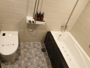 Deluxe-Zimmer | Badezimmer | Kostenlose Toilettenartikel, Haartrockner, Handtücher, Seife
