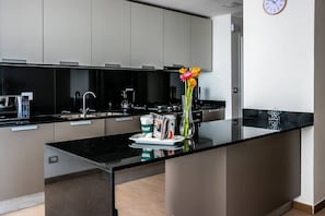 Réfrigérateur, four à micro-ondes, un four, surface de cuisson