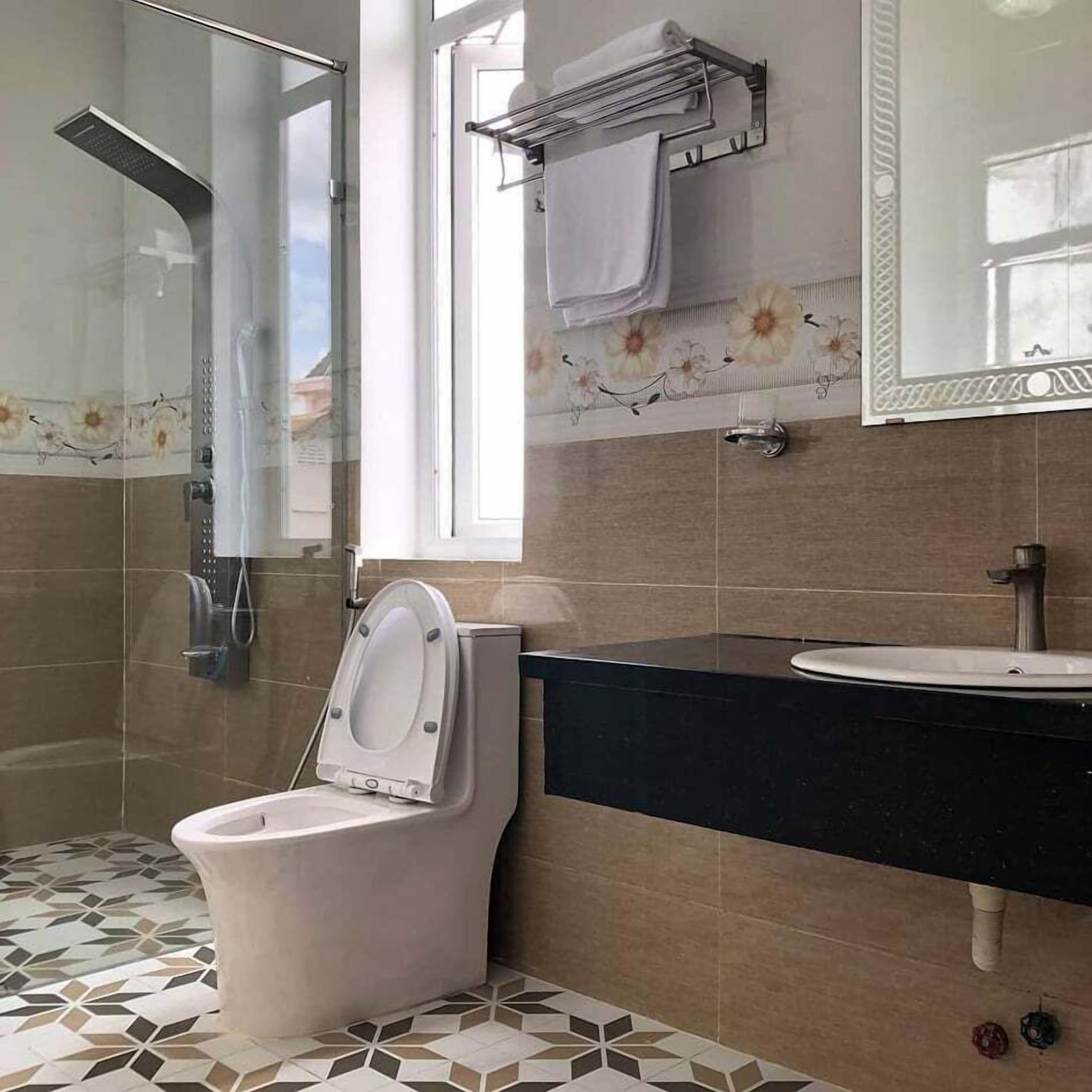 Shower, hydromassage showerhead, free toiletries, hair dryer