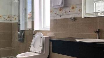 Shower, hydromassage showerhead, free toiletries, hair dryer