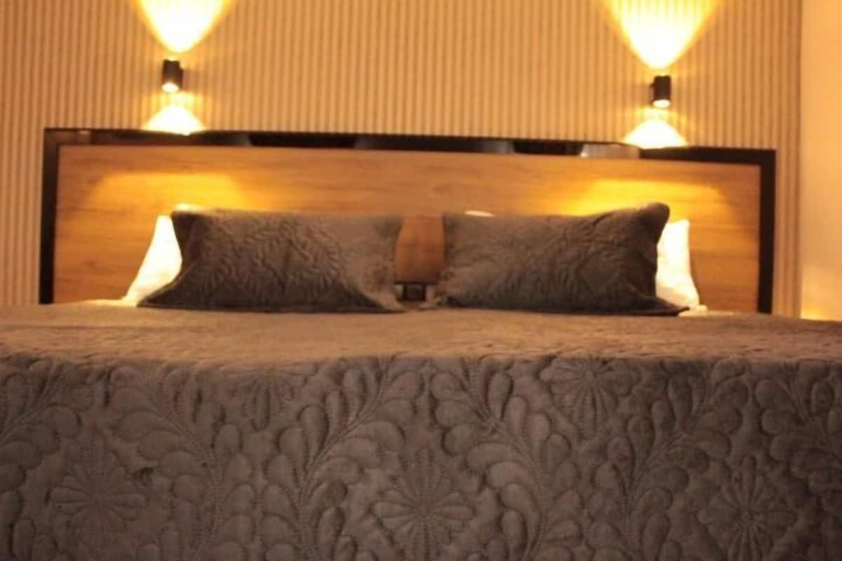 1 bedroom, egyptian cotton sheets, premium bedding, desk