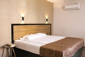 Egyptian cotton sheets, premium bedding, desk, laptop workspace - Suvari Hotel (Aksaray)