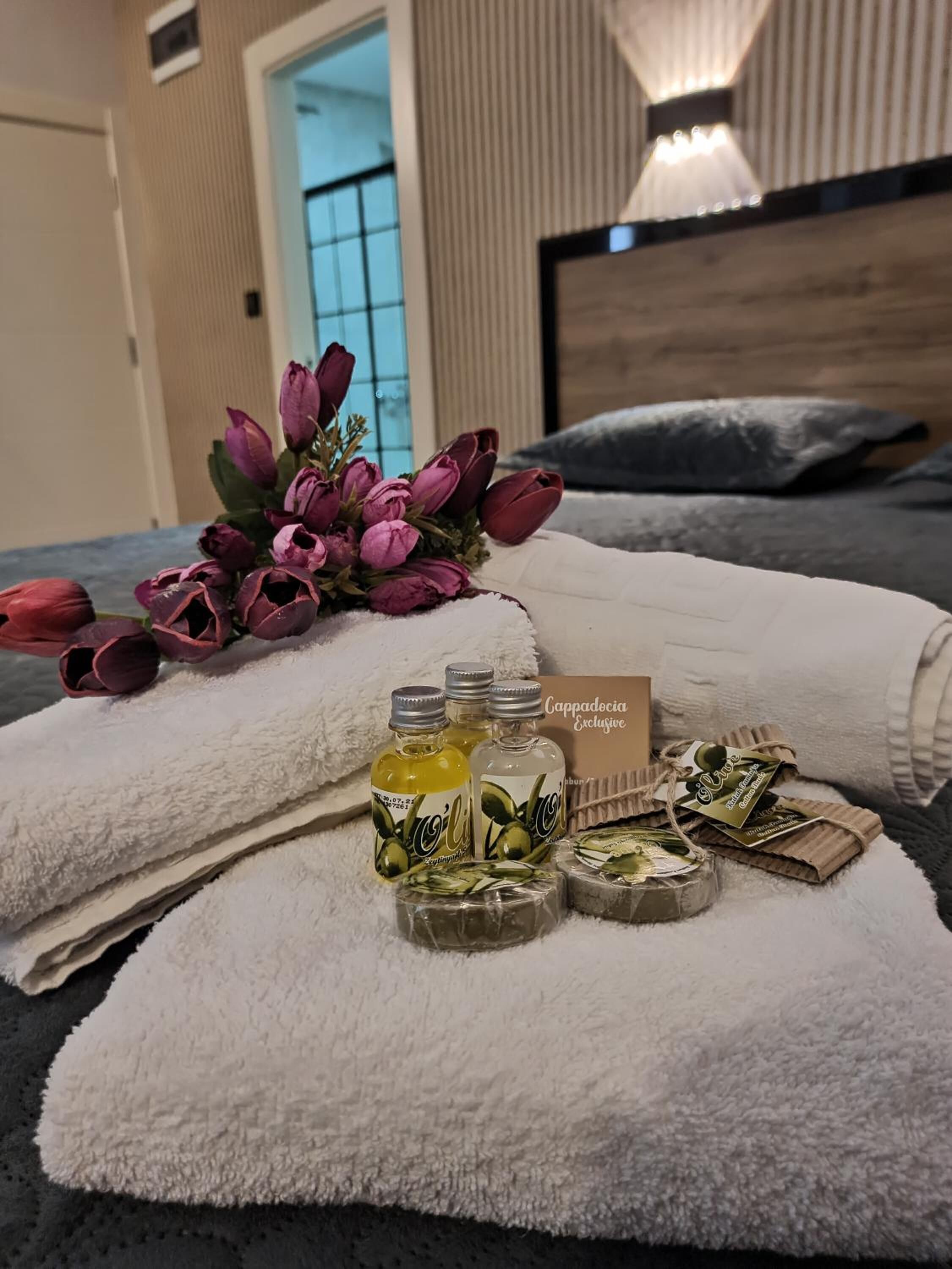 1 bedroom, egyptian cotton sheets, premium bedding, desk