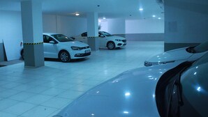 Een parkeergarage met witte auto's op aangegeven plaatsen.