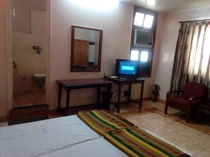 Quarto casal luxo | Cofres nos quartos, cortinas blackout