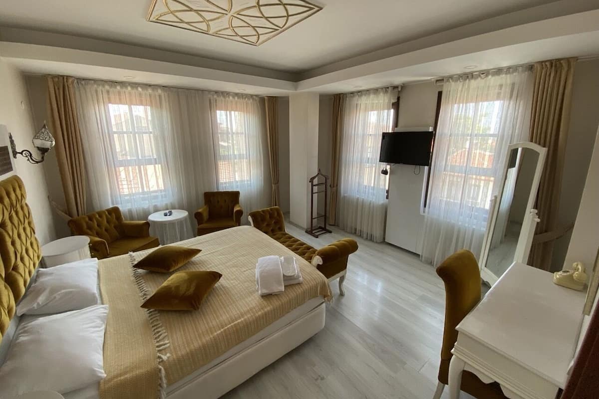 Habitación estándar | Ropa de cama de alta calidad y espacio para trabajar con laptop