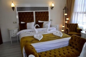 Rom – standard | Sengetøy av topp kvalitet, skrivebord for bærbar PC og lydisolert