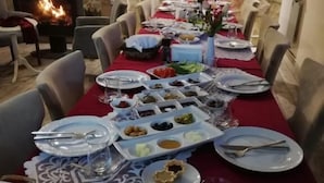 Un coin repas agrémenté d’un mur en pierre et d’une cheminée.