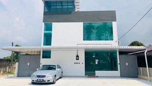 A modern building with a car parked in front. - Luna Stay by Yolodge (Lunas)