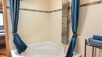 Suite | Baño | Artículos de higiene personal gratuitos, secador de pelo y toallas