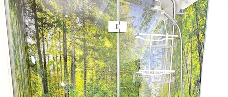 Kostenlose Toilettenartikel, Haartrockner, Handtücher