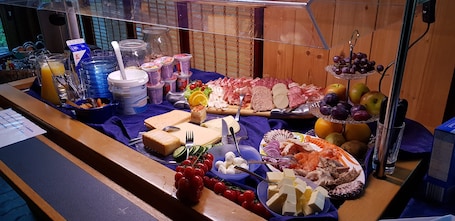 Desayuno con opciones de la cocina local incluido todos los días . Altes Zollhaus