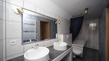 Kostenlose Toilettenartikel, Haartrockner, Handtücher