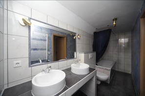 Free toiletries, hair dryer, towels - Altes Zollhaus (Ammeldingen an der Our)