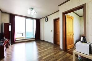 Premium Room, Kitchenette | Living area