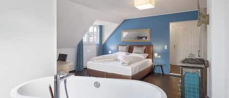 Deluxe Suite | Deep soaking bathtub