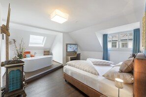 Svit Deluxe | Minibar, värdeförvaringsskåp på rummet och individuell inredning