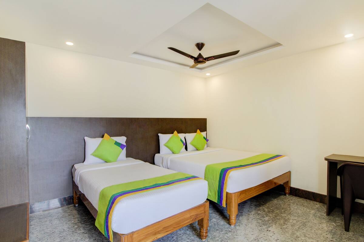 Deluxe Room | Desk, iron/ironing board, free WiFi, bed sheets