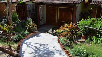 Habitación cuádruple familiar | Minibar, caja fuerte, cortinas opacas y camas supletorias