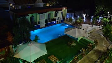 Una piscina al aire libre