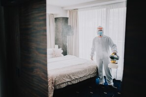Minibar, két bảo mật tại phòng, bàn 