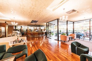 Lobby sitting area - Hotel Holiday (Sarajevo)