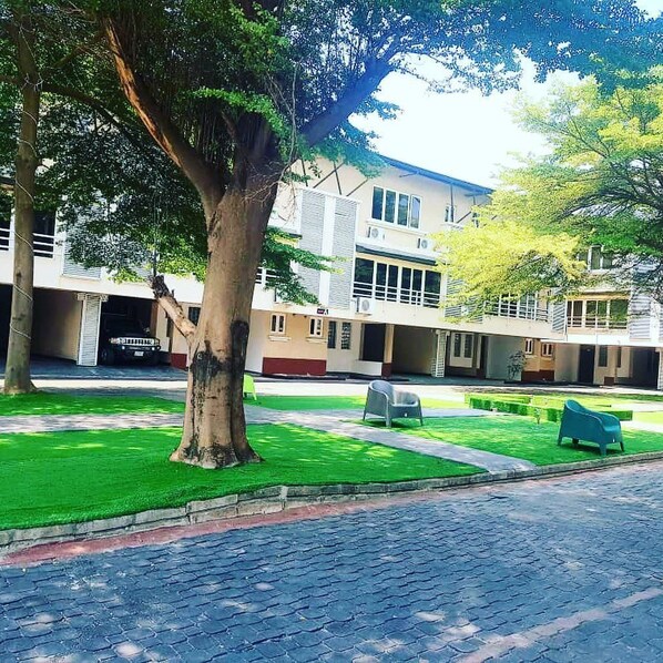 Garden - 21st century apartment (Lagos)