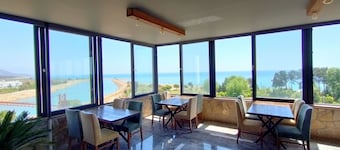 Anemonia Hotel