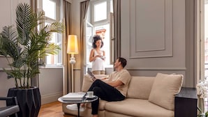 A modern living room with a sofa, a coffee table, a potted plant, and a lamp. - Akka Suites Taksim (Istanbul)