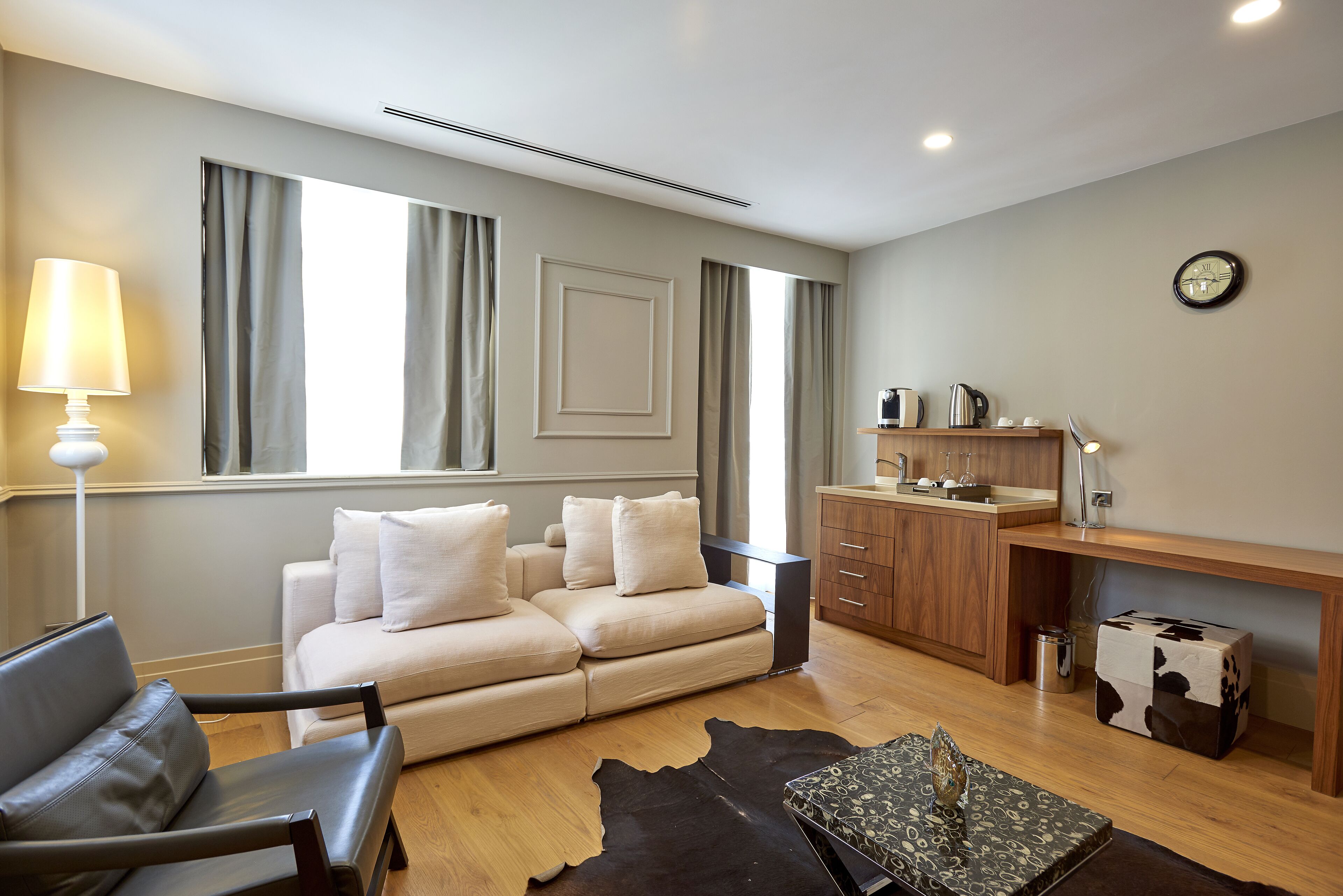 deluxe room french | 1 bedroom, minibar, in-room safe, soundproofing