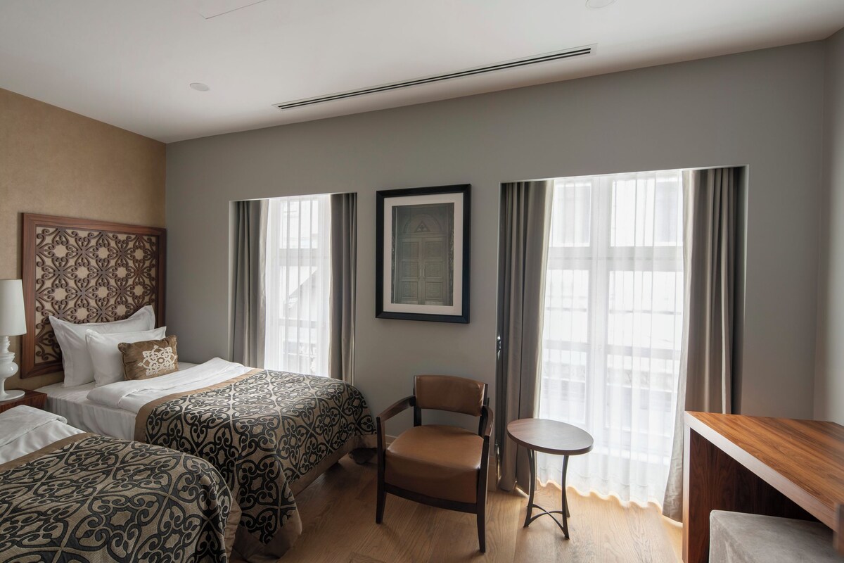 SUPERIOR DOUBLE ROOM TWIN BEDS