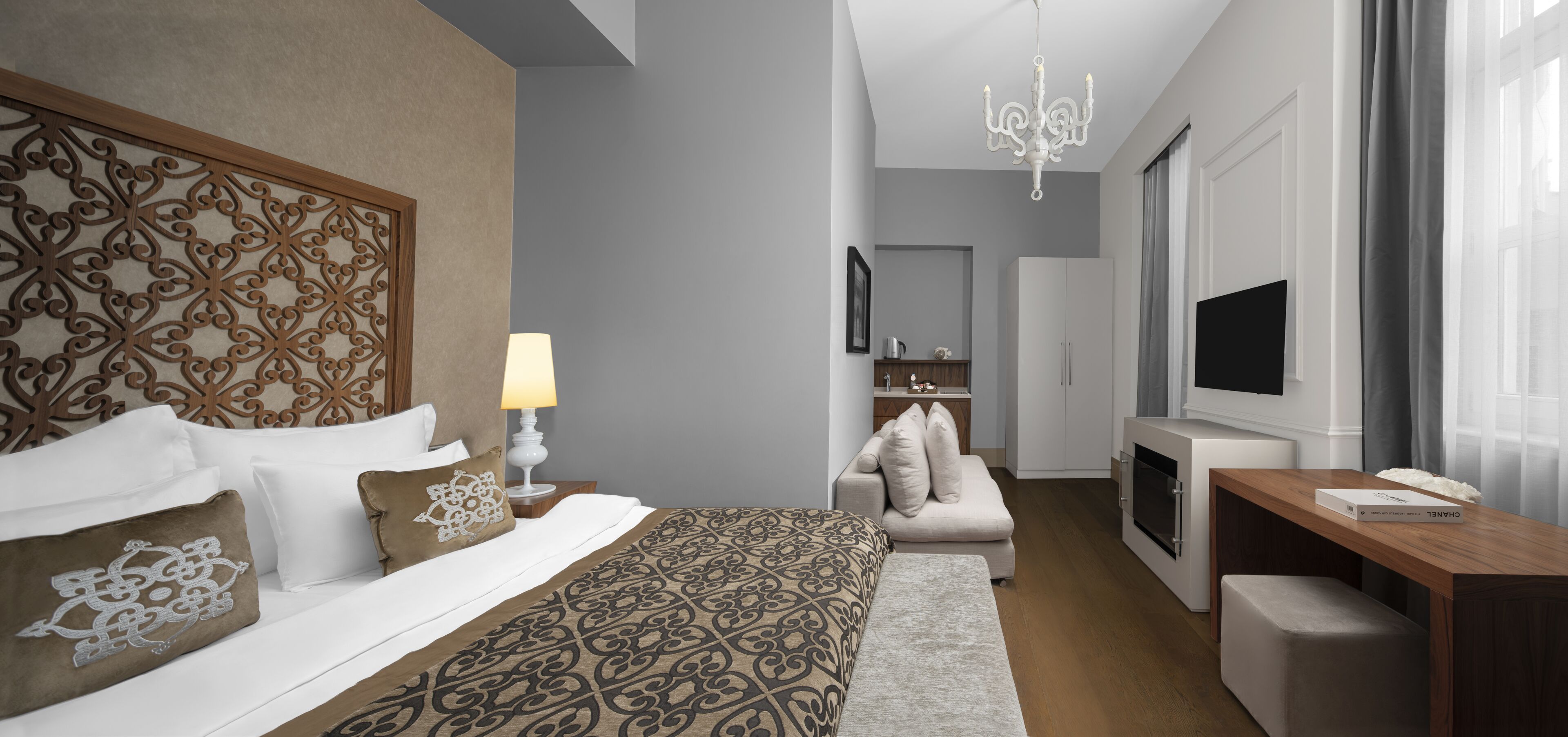 deluxe room french | 1 bedroom, minibar, in-room safe, soundproofing