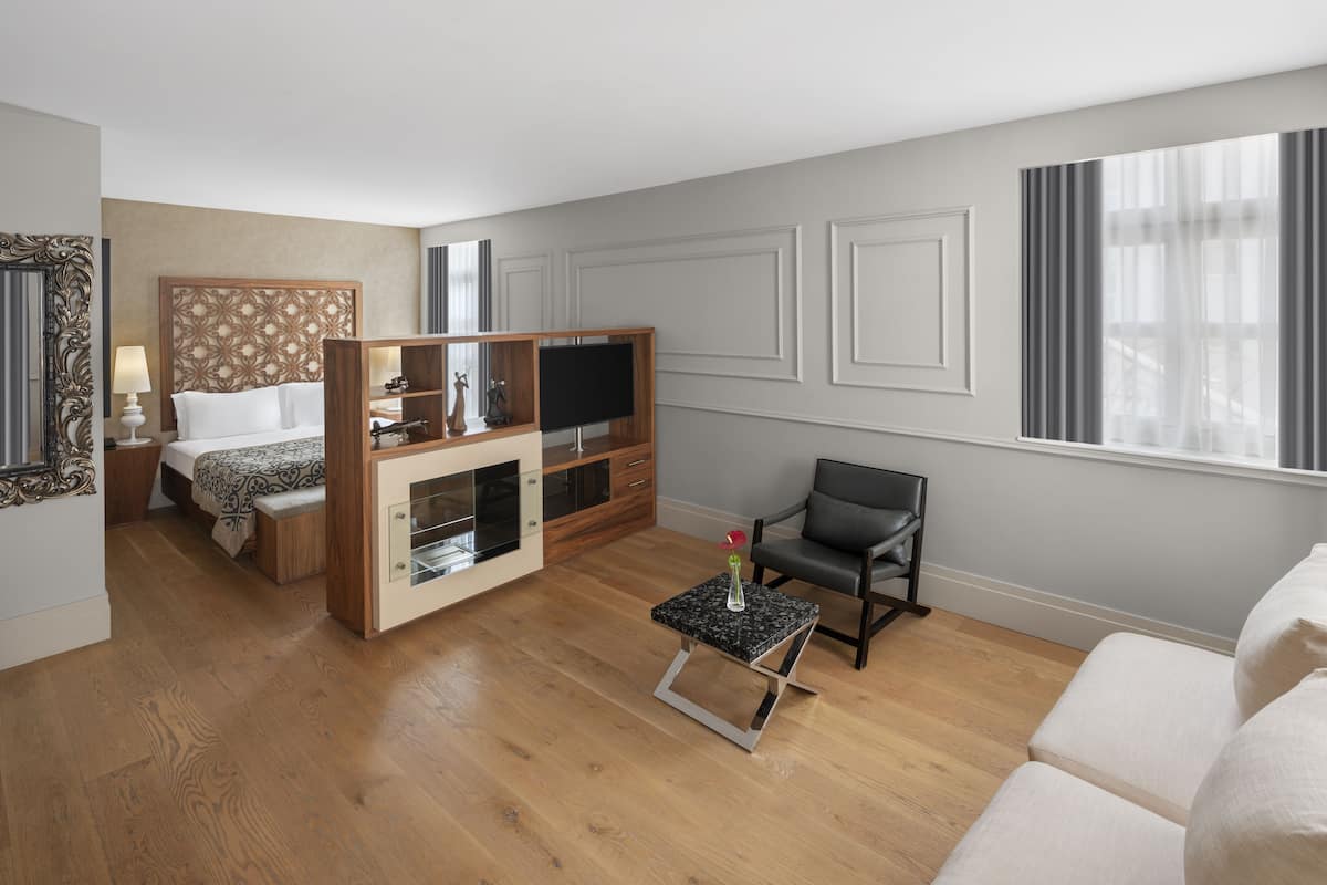 Deluxe Room French | Sala de estar | Televisión LED